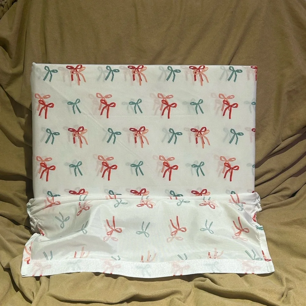 CUPCAKES AND CASHMERE Red And Green Striped Bows 4 Piece Queen Sheet Set